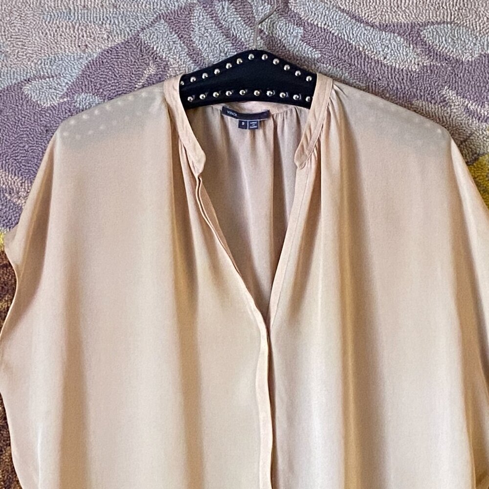 Vince Silk Sz S Relaxed Blouse Snap Up Dolman Short Sleeve Beige - Picture 2 of 9